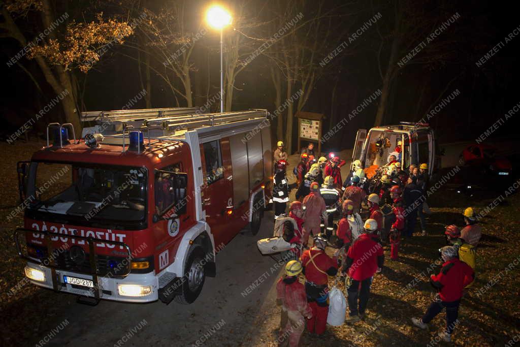 Mentés közben meghalt egy tűzoltó a Rám-szakadékban 