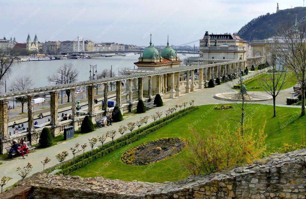 Városkép - Budapest - A Várkert Bazár parkja tavasszal