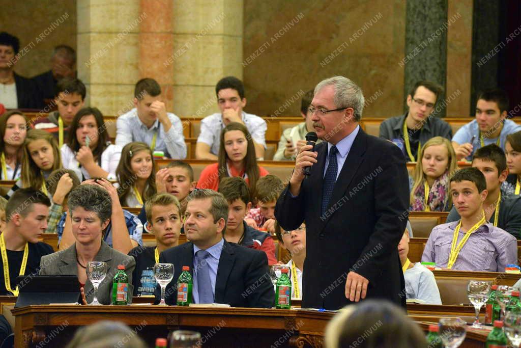 Gyermek és Ifjúsági Országgyűlést rendeztek a Parlamentben