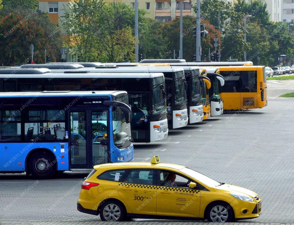 Közlekedés - Budapest - Várakozó gépjárművek az Etele téren