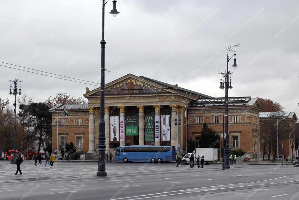 Művészet - Budapest - Földi Péter alkotásai a Műcsarnokban