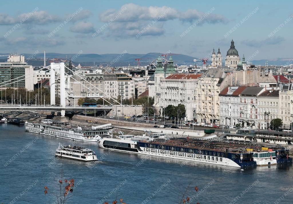 Városkép - Budapest - Szállodahajó és városnéző hajó a Dunán