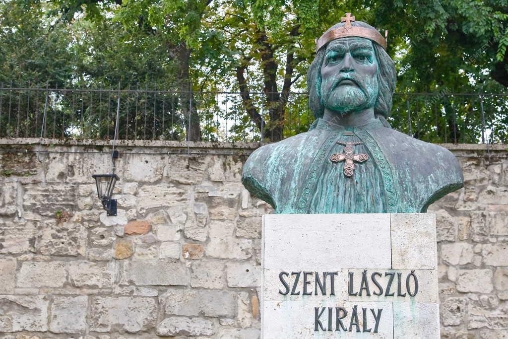 Műalkotás - Székesfehérvár - Szent László király szobra