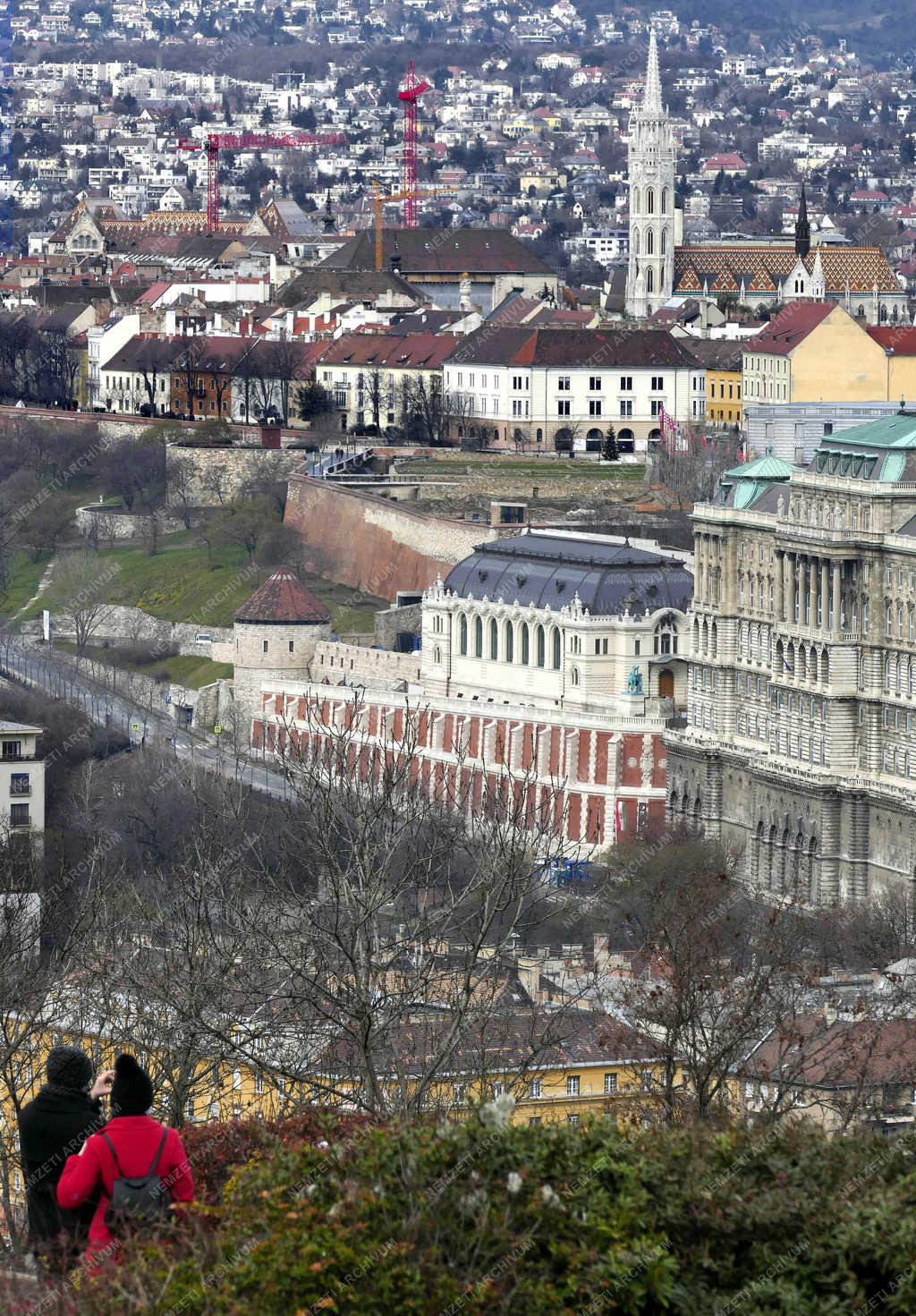 Városkép - Budapest - Belföldi turisták a Gellért-hegyen