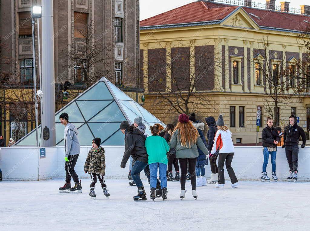 Szabadidő - Szórakozás - Jégpálya létesült a debreceni Nagytemplom előtt