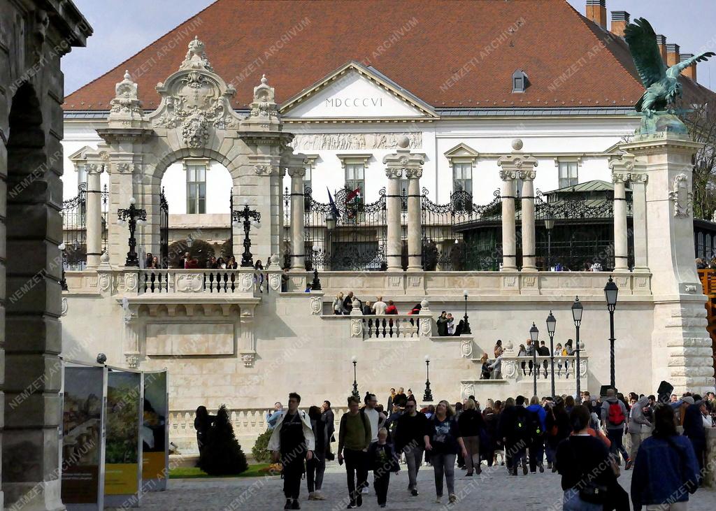 Városkép - Budapest - Turisták a Budai Várban