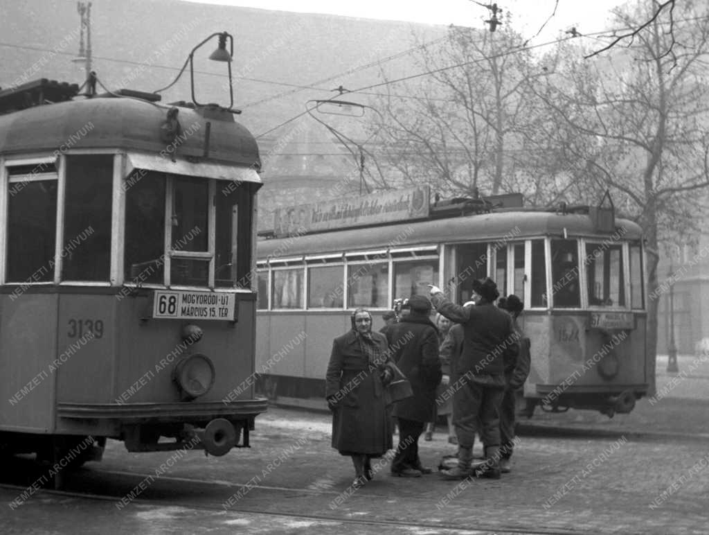 Közlekedés - Március 15. téri végállomás