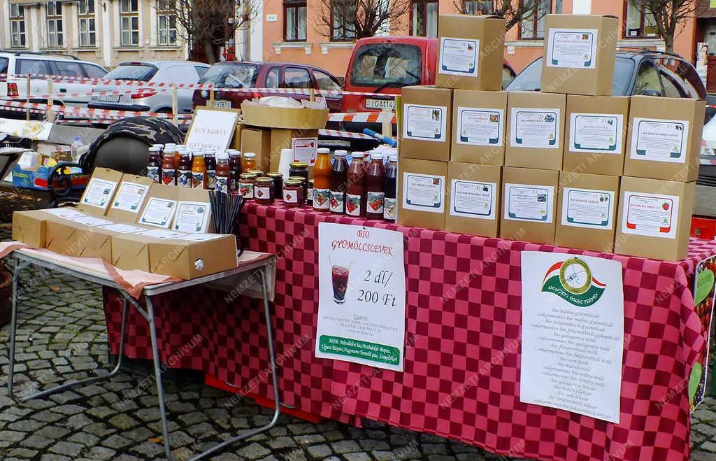 Piac - Nagymaros - Bio gyümölcsleveket árusító stand