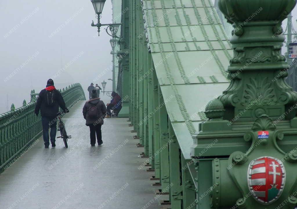 Életkép - Budapest - A Szabadság híd ködös időben