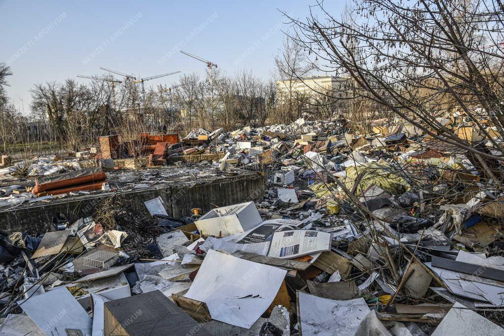 Környezetvédelem - Illegális szemétlerakás a Ferencvárosi pályaudvar közelében