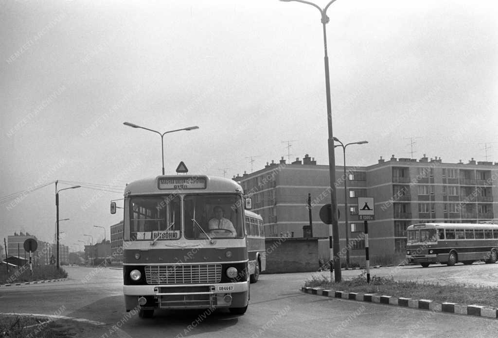 Közlekedés - Személyszállítás - Dolgozói járat a győri vagongyárban