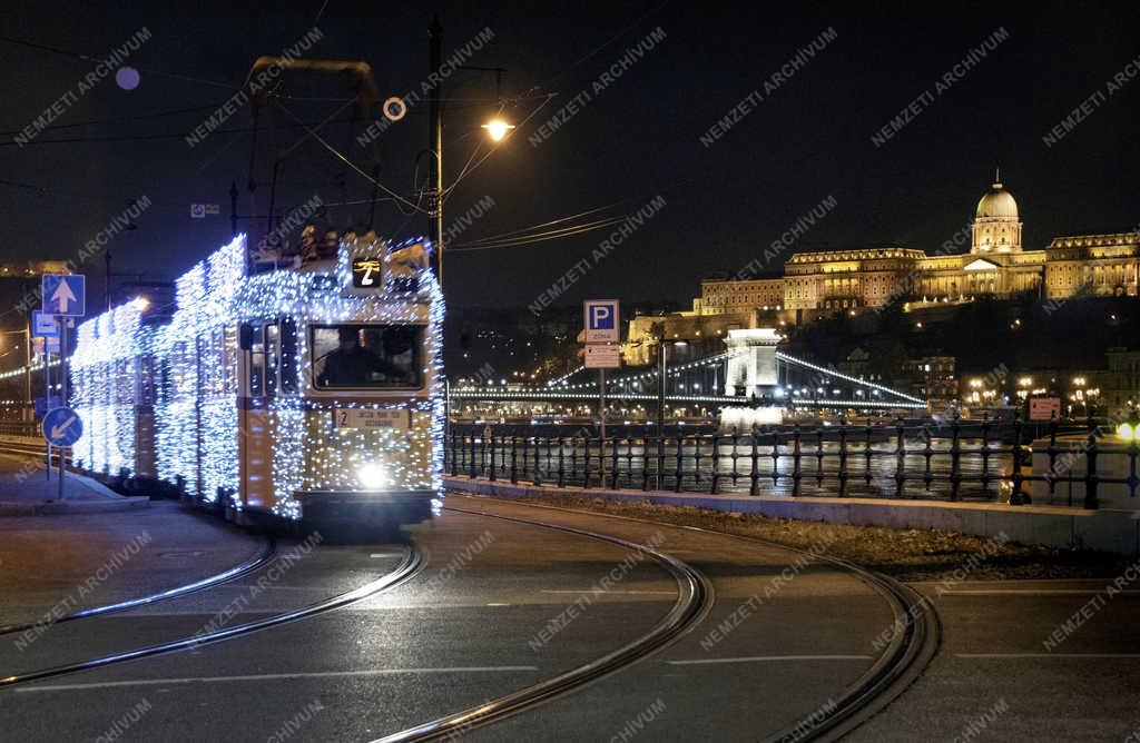 Közlekedés - Budapest - Karácsonyi fényvillamos