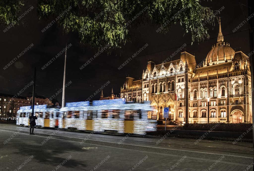 Közlekedés - Budapest - Karácsonyi fényvillamos