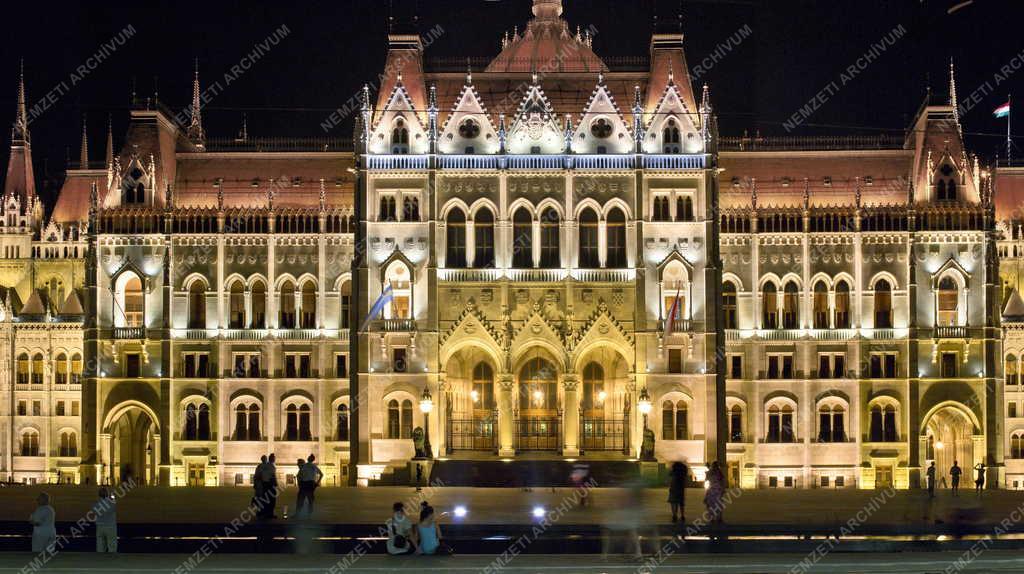 Budapest - Elkészült a Parlament díszkivilágítása