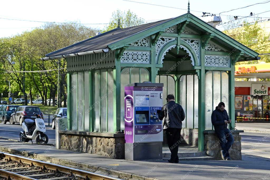 Közlekedés - Budapest - Felújított villamosmegálló