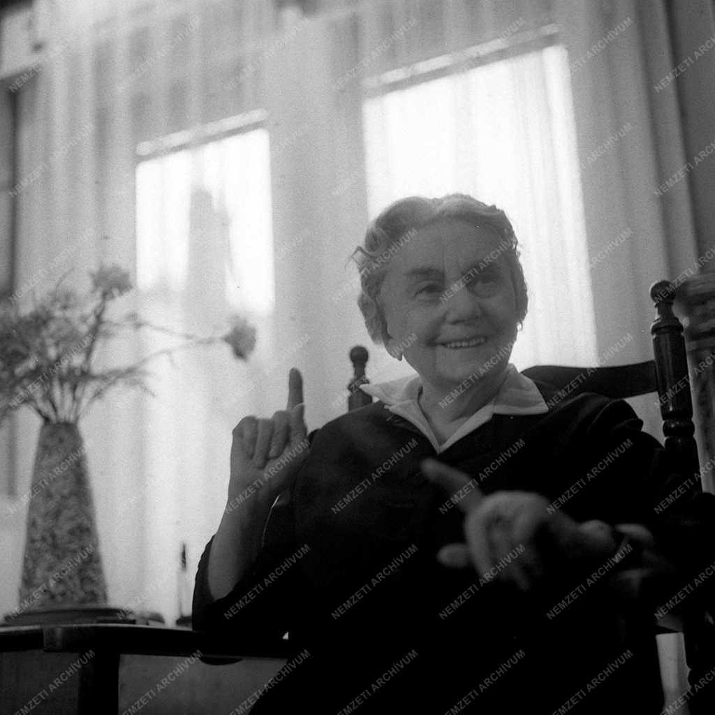 Várnai Zseni József Attila-díjas költő