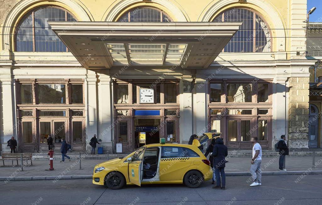 Szolgáltatás - Közlekedés - Taxi a Baross téren a Keleti pályaudvarnál