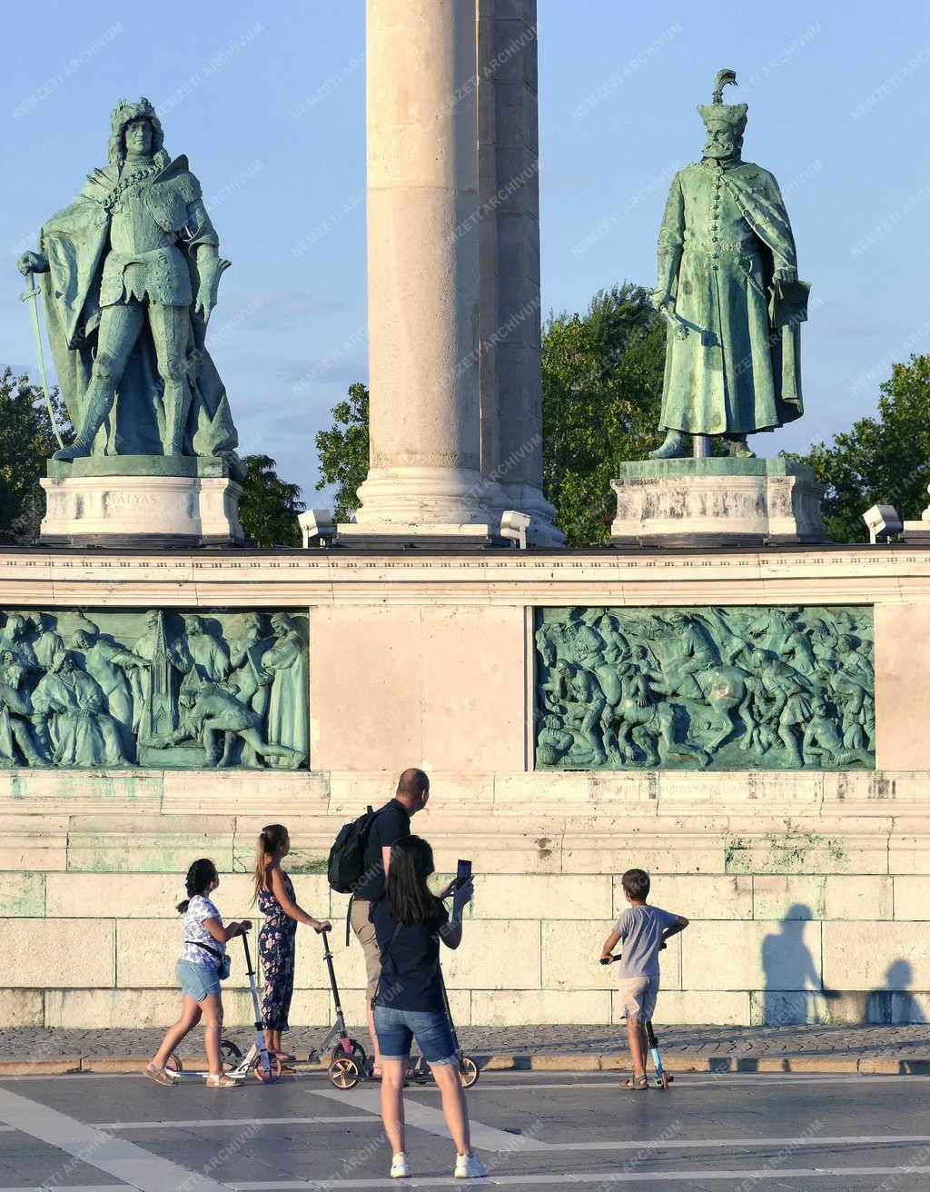 Városkép - Budapest - Turisták a Hősök terén