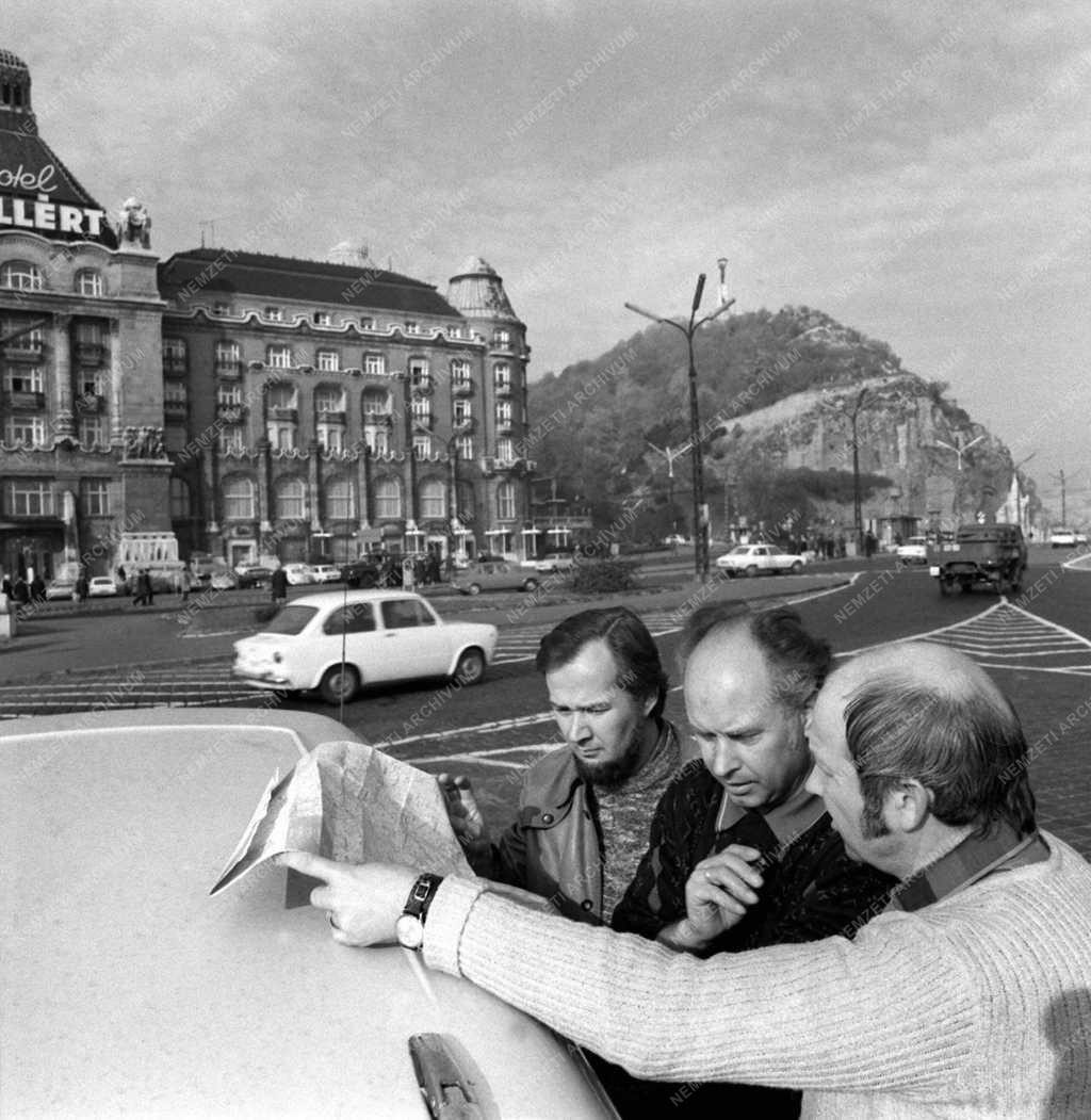 Városkép-életkép - Turisták a Gellért téren