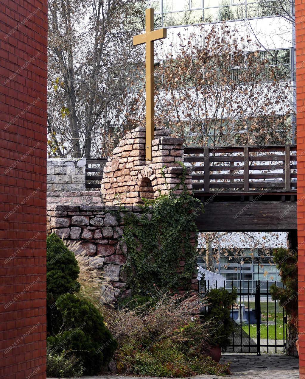 Egyházi épület - Budapest - A Magyar Szentek temploma Lágymányoson