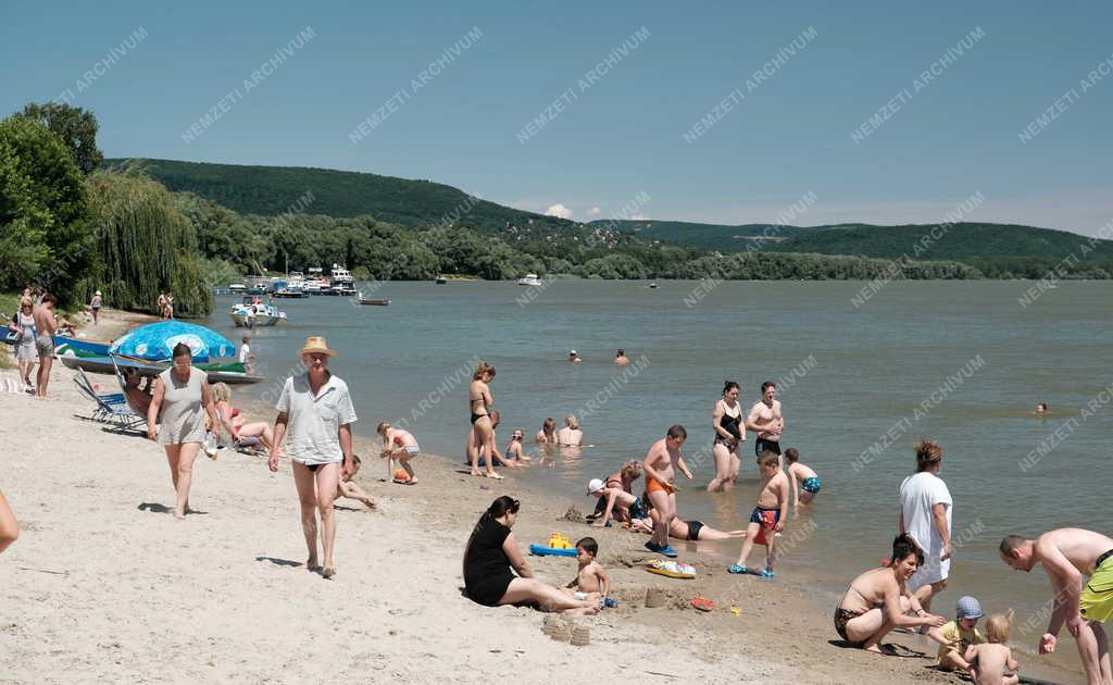 Szabadidő - Nagymarosi szabadstrand a Dunán