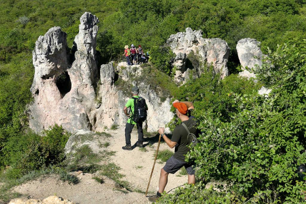 Turizmus – Pilisborosjenő – Látogatók a Teve-sziklánál