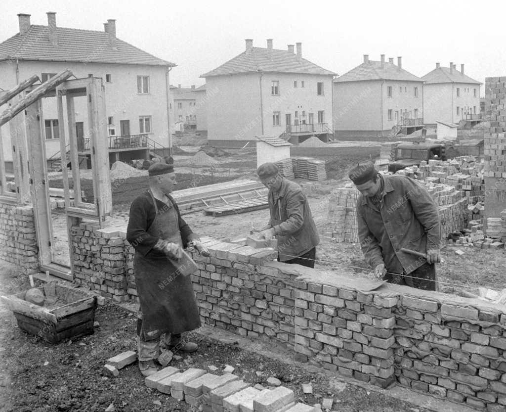 Építkezés - Lakótelep épül Budakalász határában