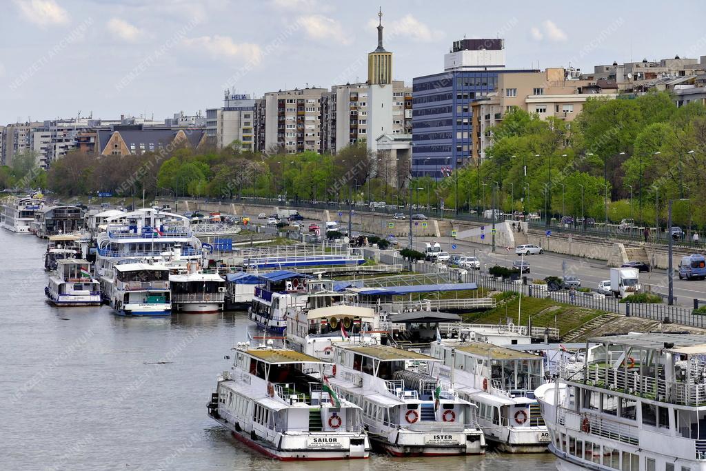 Városkép - Budapest - Dunai sétahajók sokasága