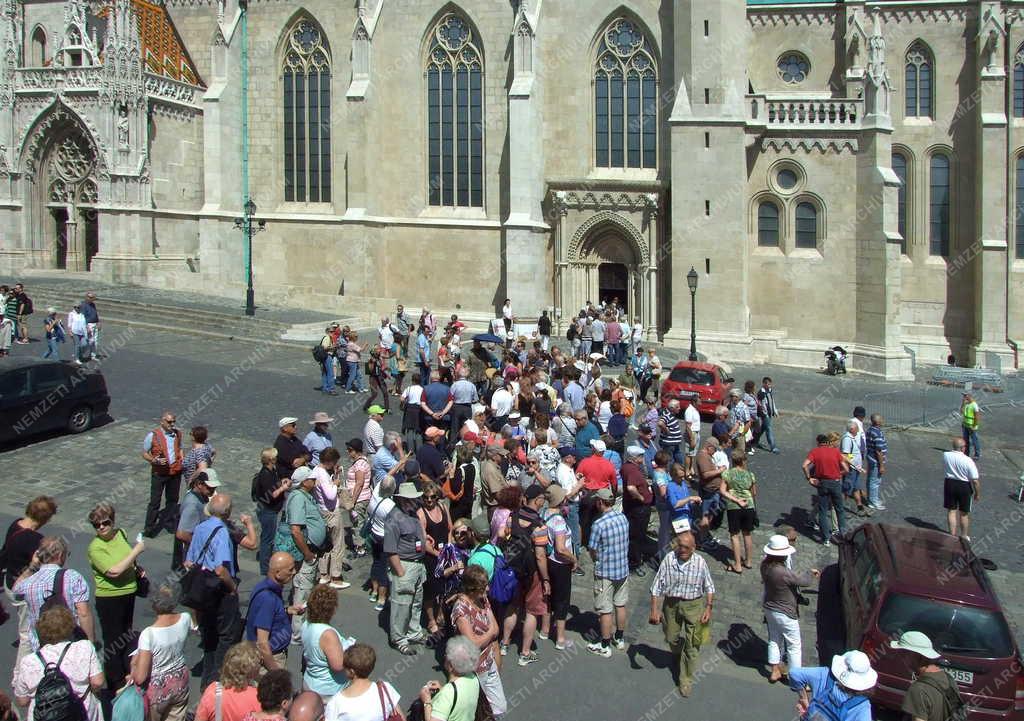 Idegenforgalom - Budapest - Turisták a Mátyás-templomnál