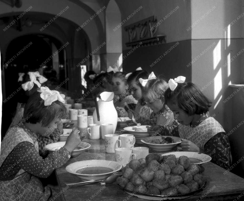 Társadalmi kérdések - A bicskei Kossuth Zsuzsanna Gyermekotthon