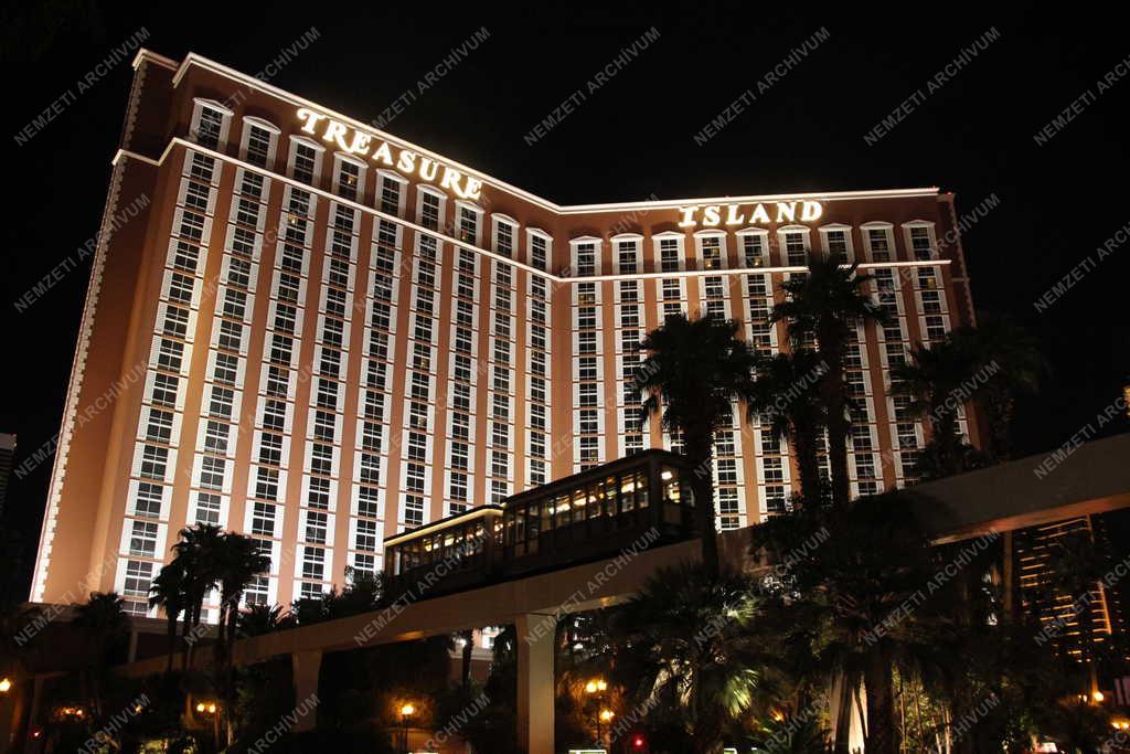 Szálloda - A Treasure Island luxushotel épülete Las Vegasban