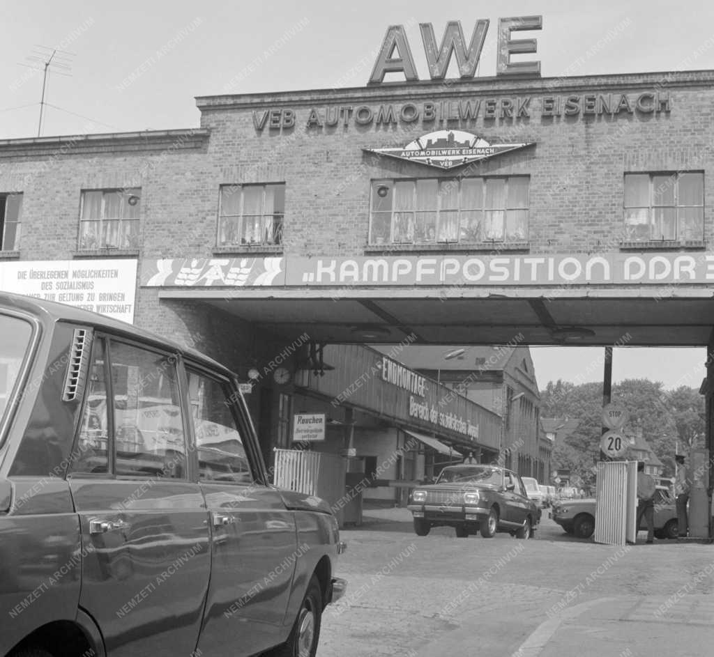 Ipar - A Wartburg autógyár bejárata