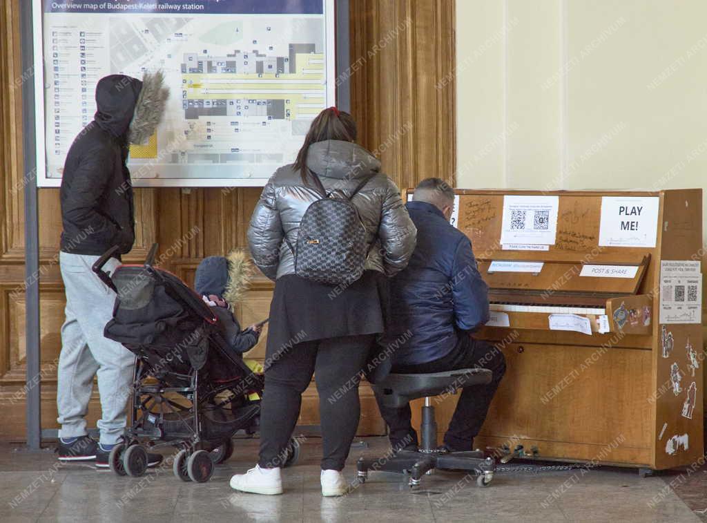 Érdekesség - Kultúra - Közösségi zongora a Keleti pályaudvaron