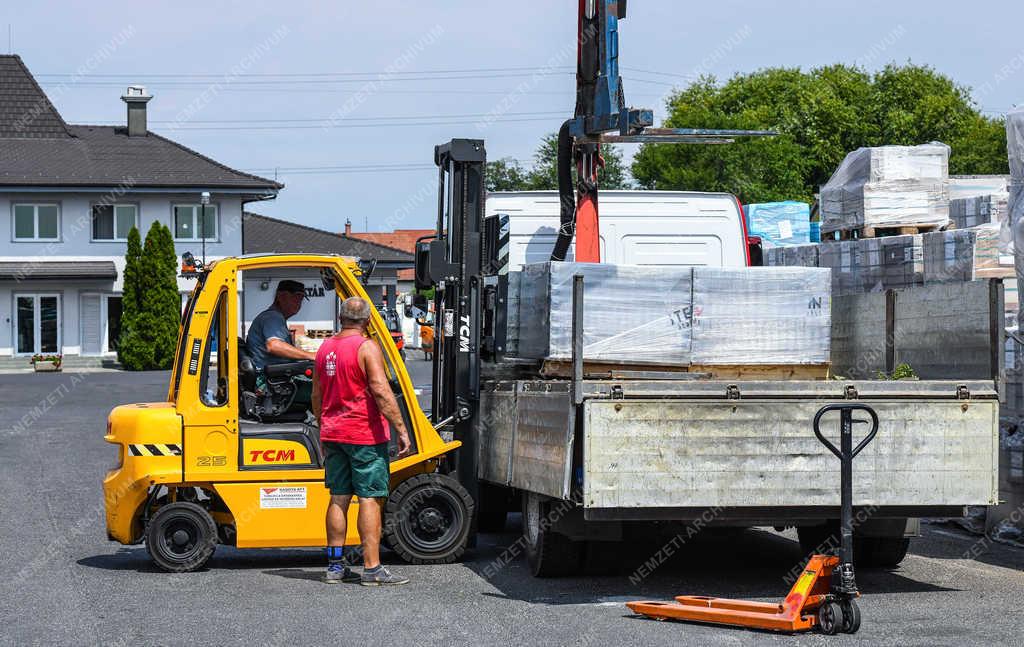 Kereskedelem - Debrecen - Építőipari termékek  a Gulyás Tüzép GSV Kft-ben