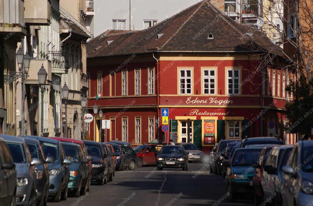 Városkép - Budapest -  Az Iskola utca részlete 