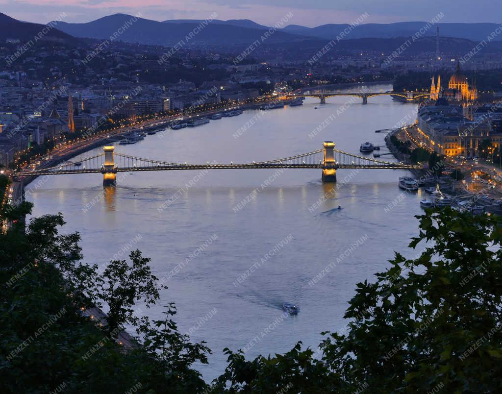 Városkép - Budapest - Esti dunai panoráma a Lánchíddal