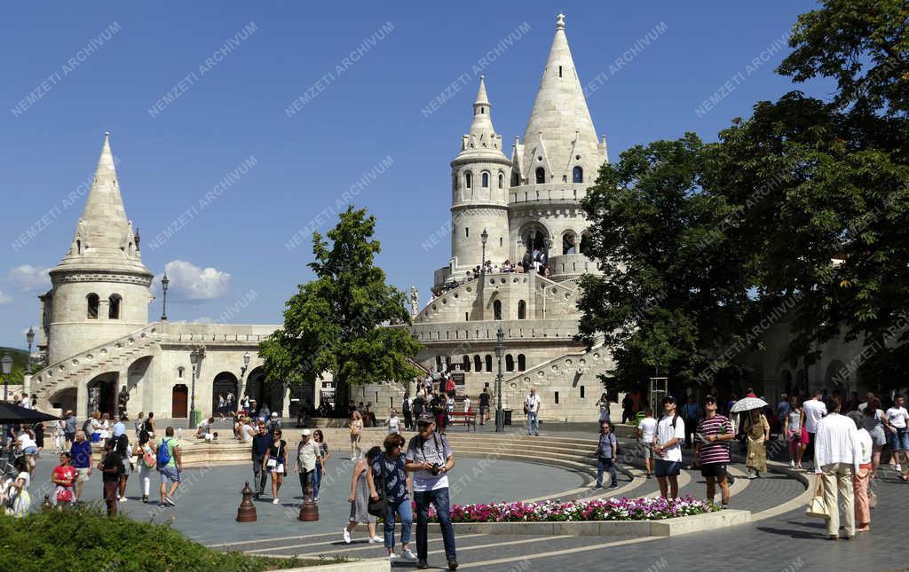 Idegenforgalom - Budapest - Turisták a Budai Várban