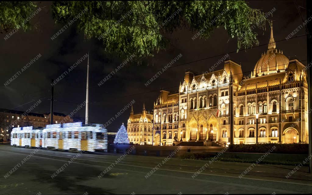 Közlekedés - Budapest - Karácsonyi fényvillamos