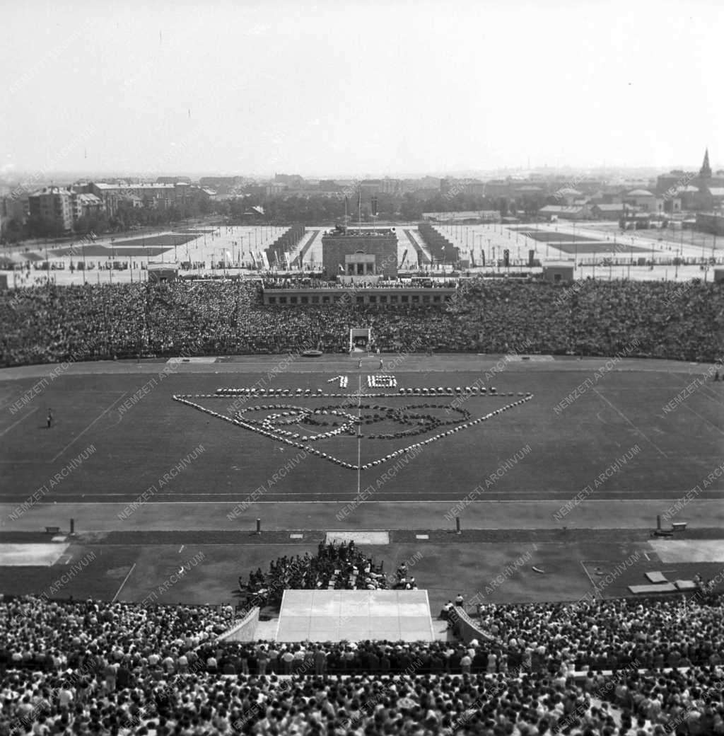 Sport - A Népstadion felavatása  