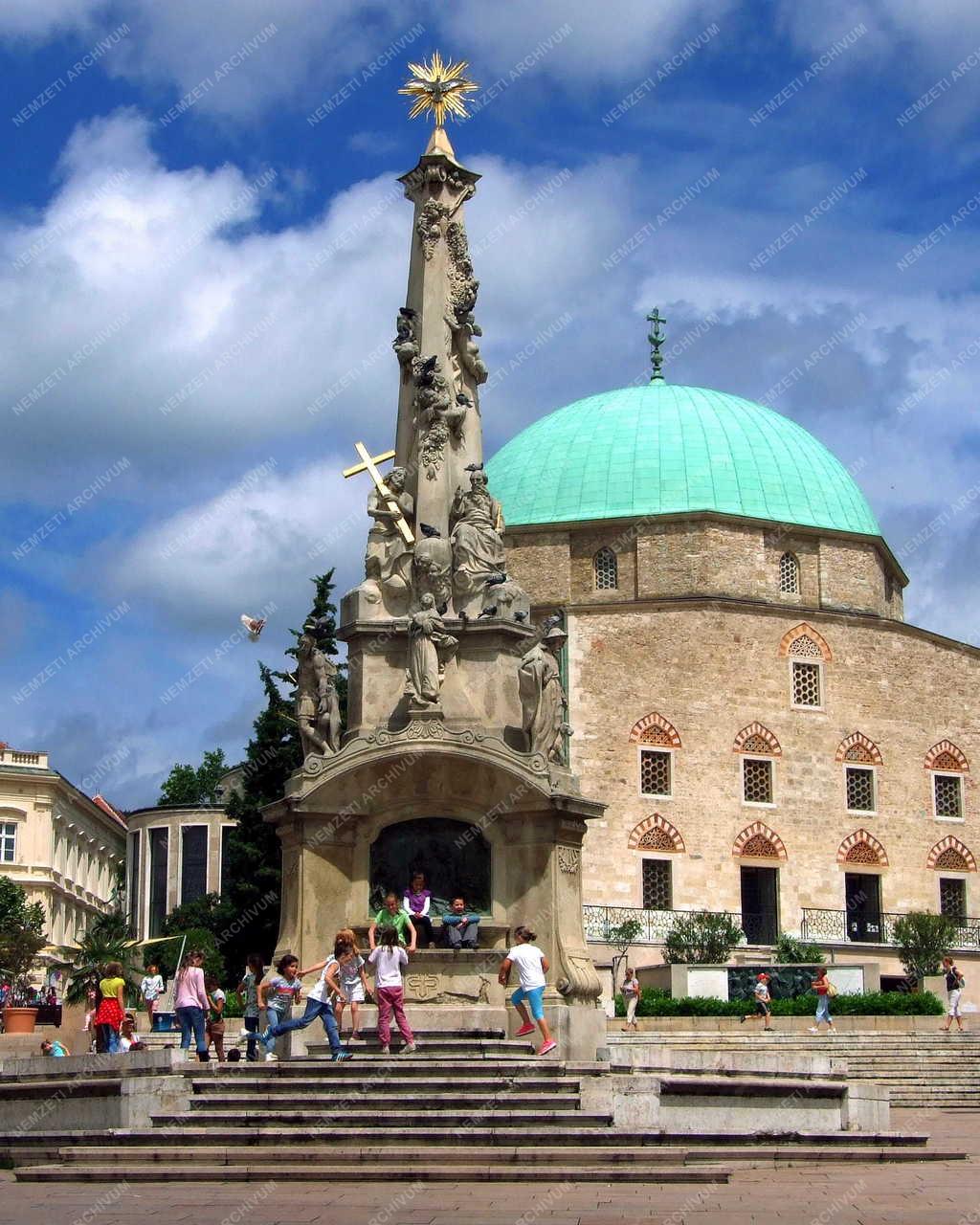 Életkép - Pécs - Kiránduló tanulók a Széchenyi téren