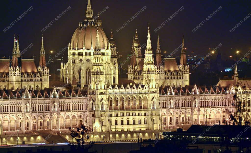 Épület - Budapest - A Parlament esti kivilágításban