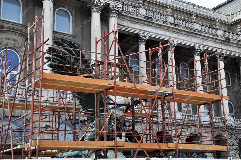 Műemlék - Restaurálják a budavári Turul-szobrot