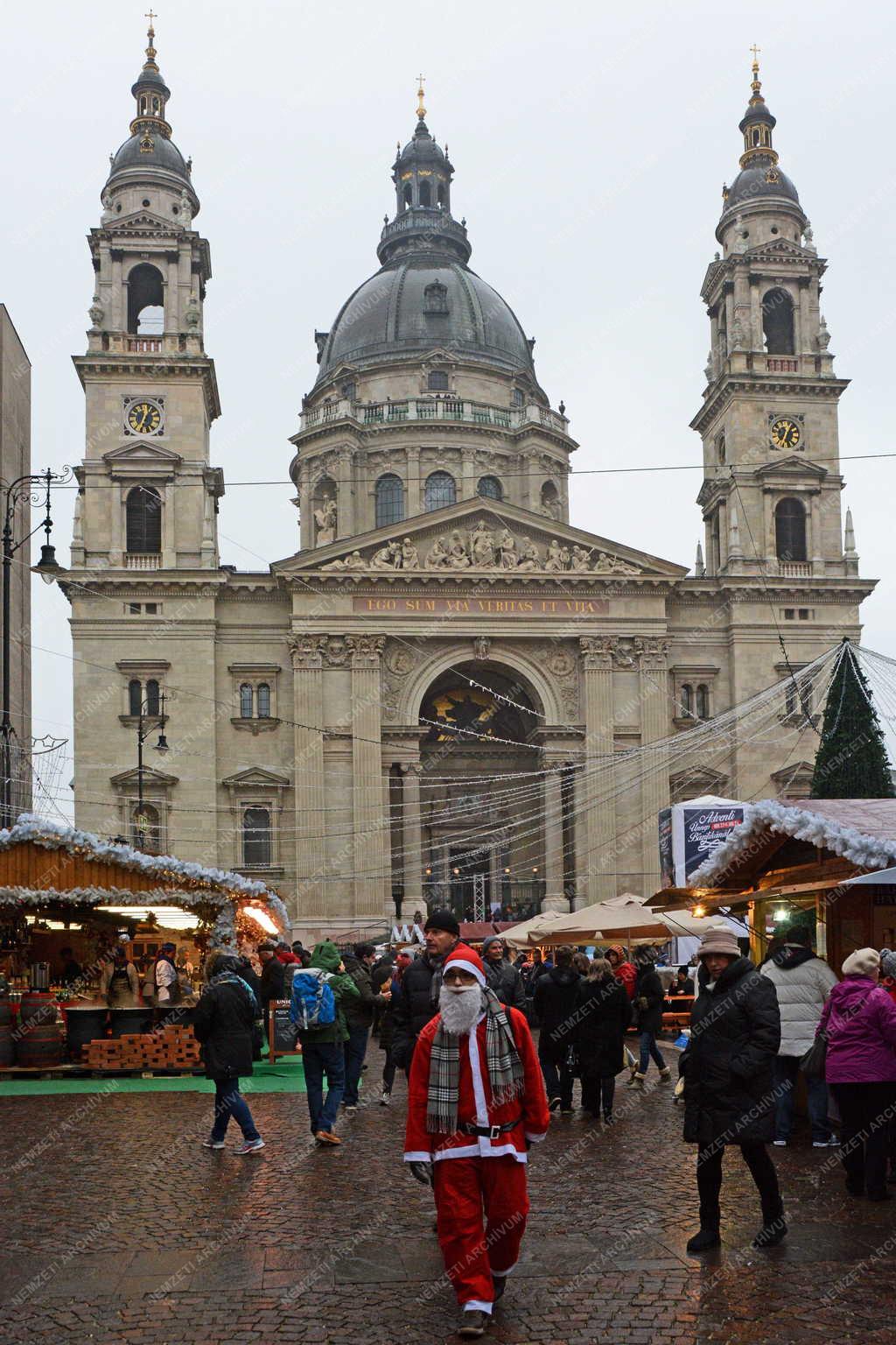 Életkép - Budapest - Mikulás az adventi vásáron