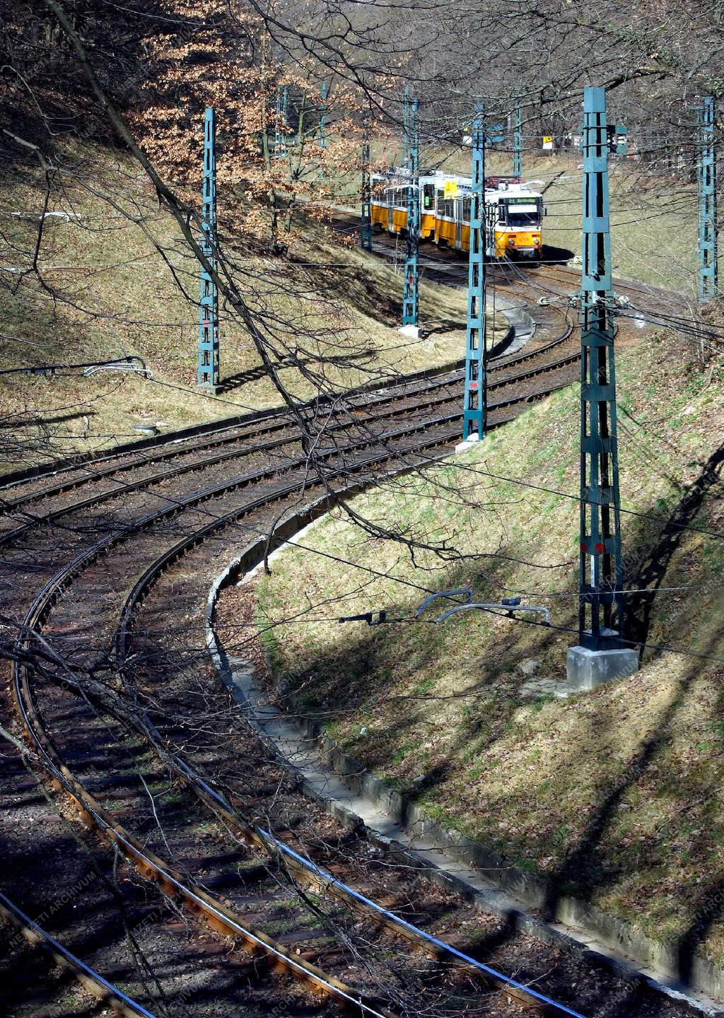 Közlekedés - Budapest - A 61-es  villamos a Hűvösvölgyben