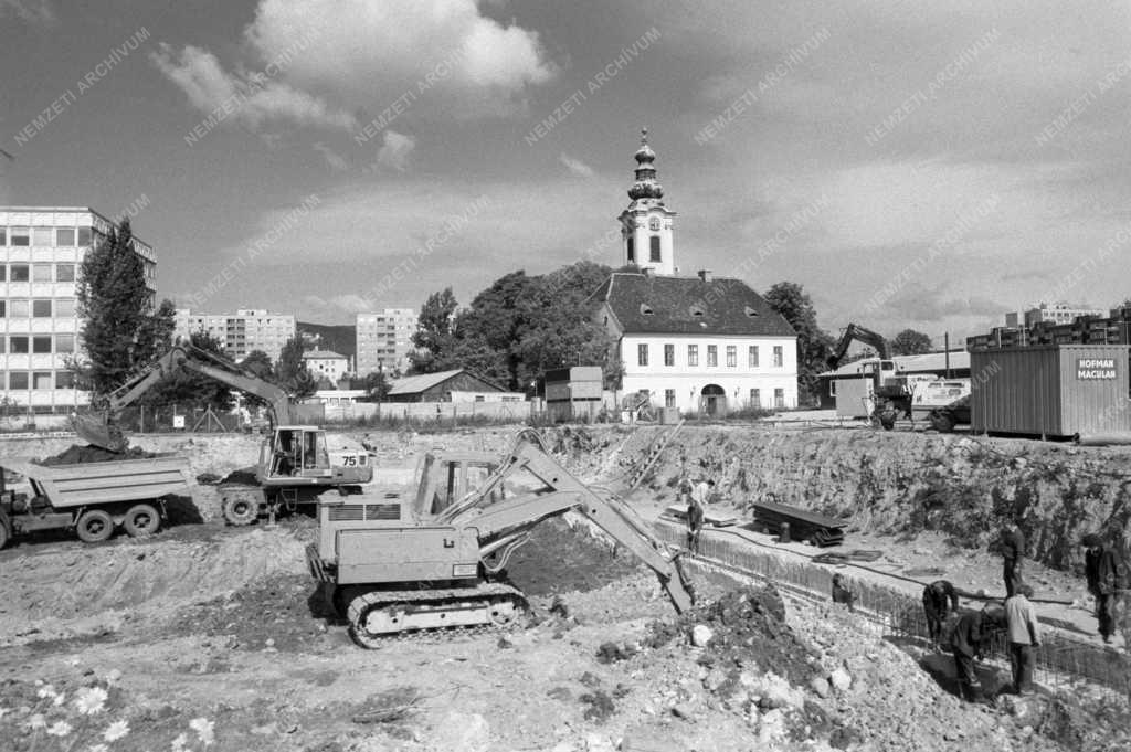 Építőipar - Szálloda épül Óbudán