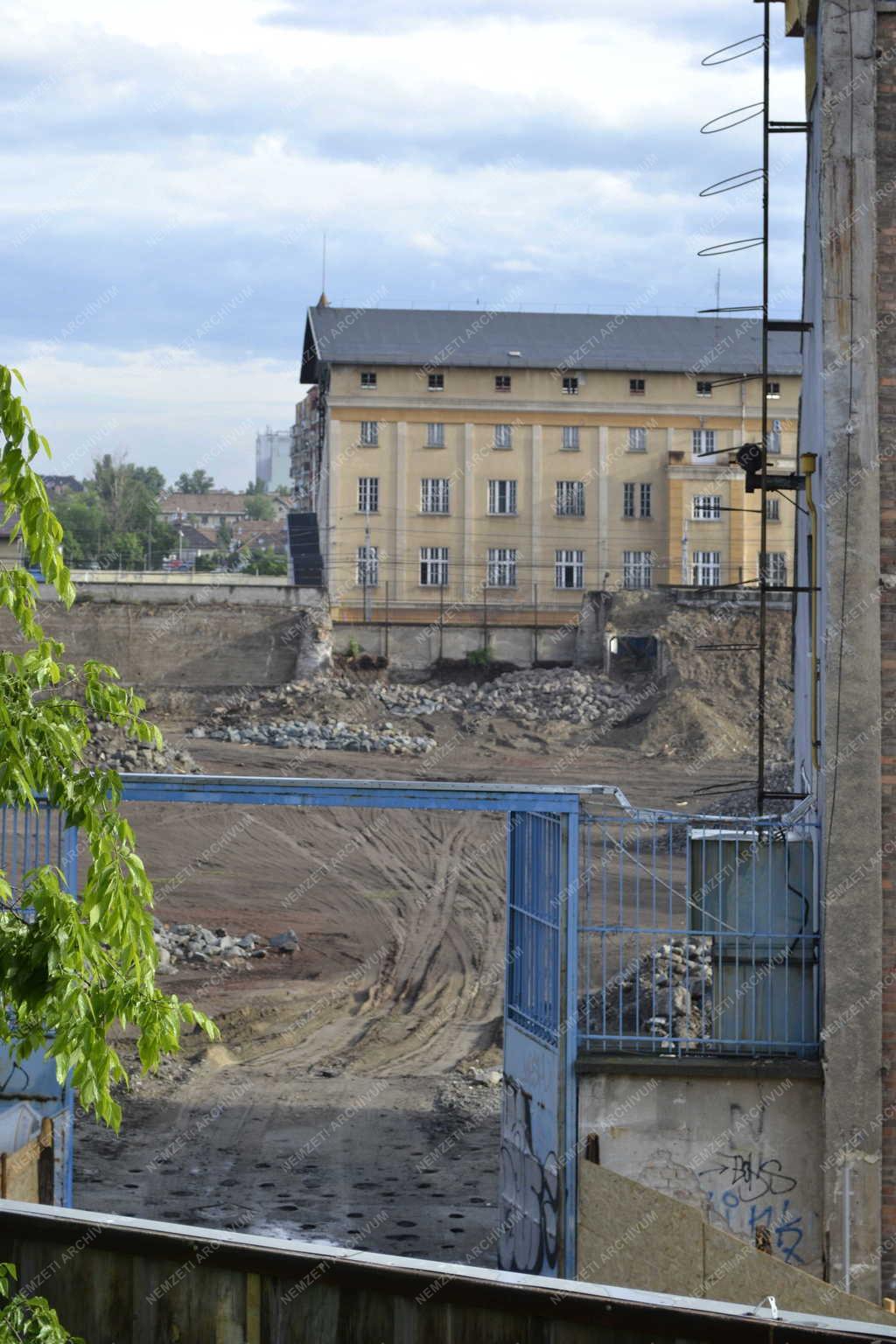 Épületbontás - Budapest - Bontják a Hidegkuti Nándor Stadiont