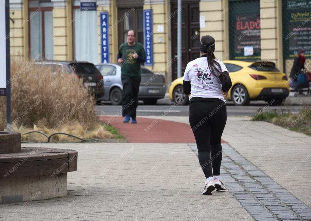 Szabadidő - Budapest - Futók a II. János Pál pápa téren