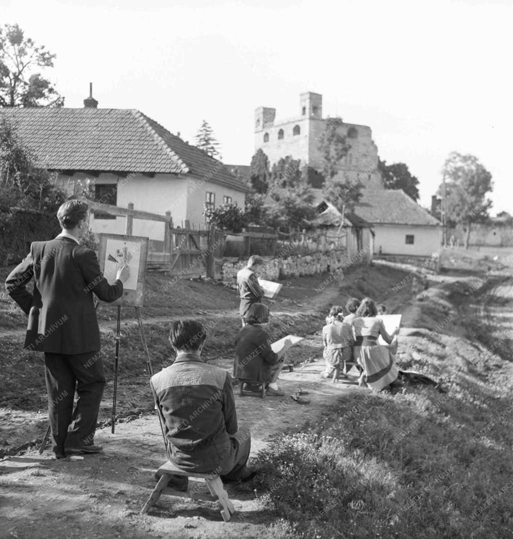 Kultúra - A képzőművészeti kör tagjai a várat rajzolják 