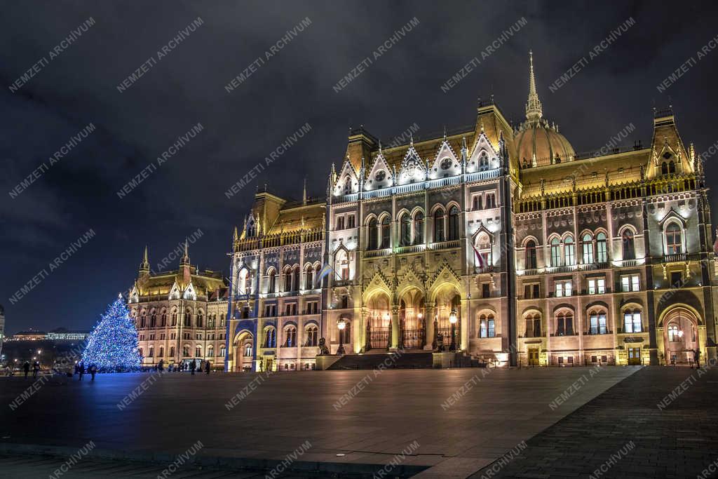 Városkép - Budapest - A Parlament esti kivilágításban