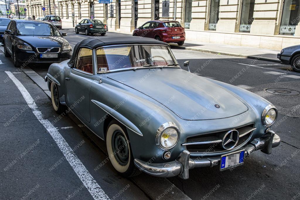 Közlekedés - Mercedes-Benz 190 SL oldtimer Budapesten